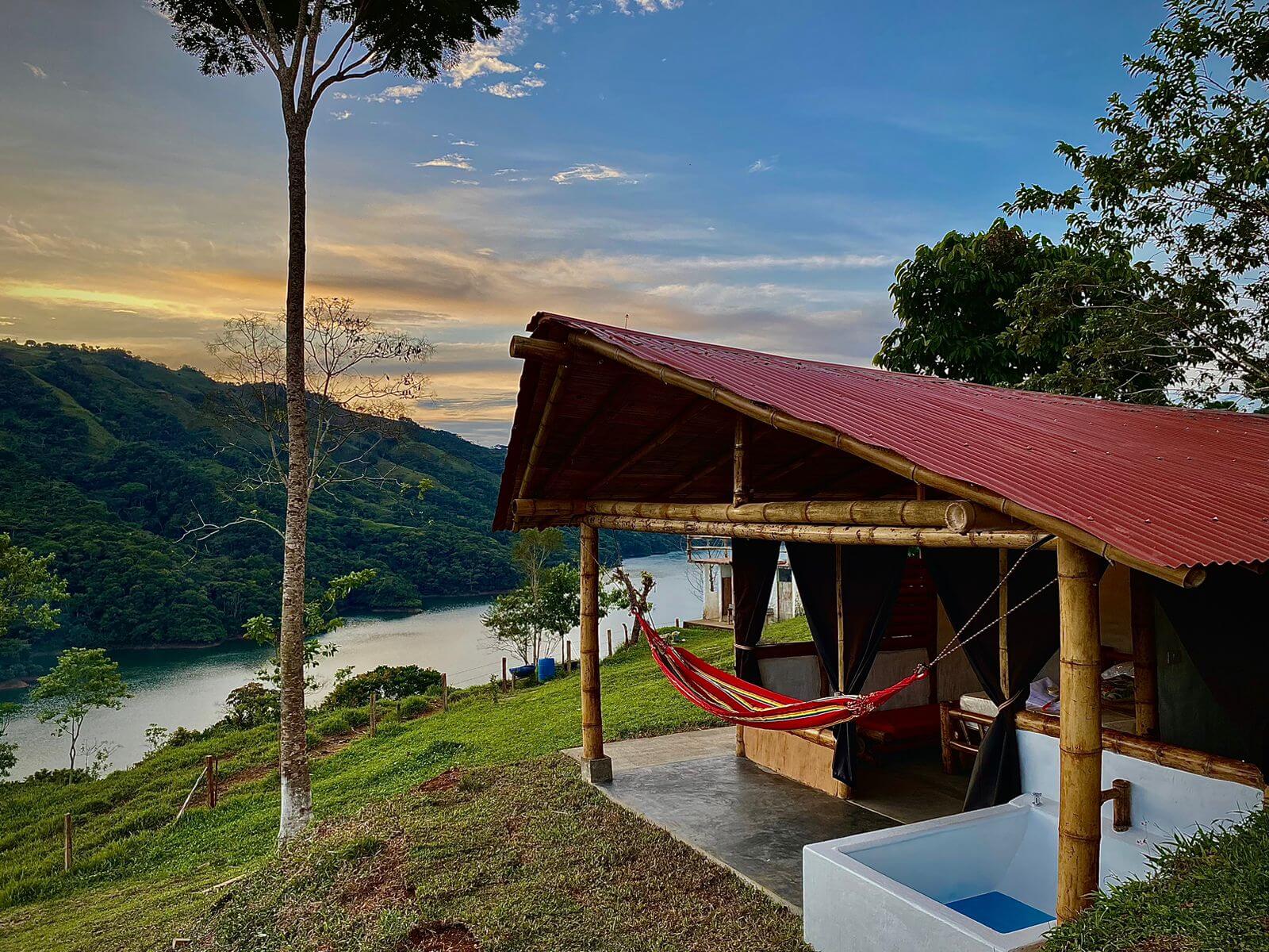 Cabaña con tina para parejas Norcasia, Caldas, Colombia Hospedajes Campestres 